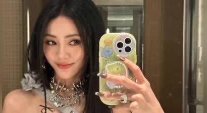 谢可寅晒对镜自拍笑容甜美 长发及腰身材纤细