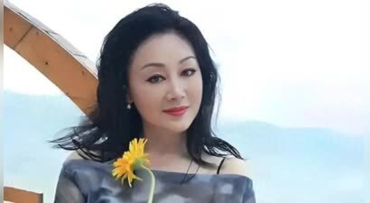 王姬做姥姥了，女儿嫁当红小生，亲家曾是央视《新闻联播》主播