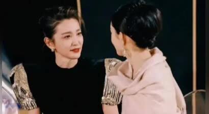 和周迅互撕20年后，李冰冰终于捧红了“亲闺女”：还是她狠！