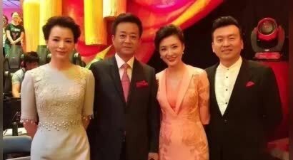 朱军复出主持晚会，与刘芳菲张泽群录视频拜年，字正腔圆苍老明显