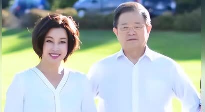 刘晓庆和老公再次合体，女貌美如花，男略显苍老，宛若“父女”