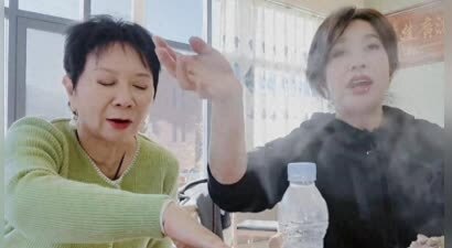 看了74岁刘晓庆的食量，就知道她健步如飞的原因，蔡明：你太厉害