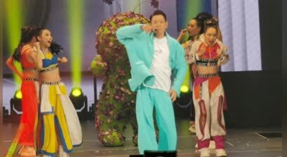 刘德华人品太好，演唱会邀请83岁落魄失明港星，吴君如脸都笑变形