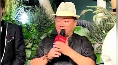 56岁谢广坤老来得子！三婚小娇妻首露面，脸色憔悴撞脸辛芷蕾