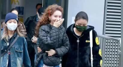34岁金晨增肥后大变样，穿紧身牛仔裤烫羊毛卷少女感十足，美到差点认不出！