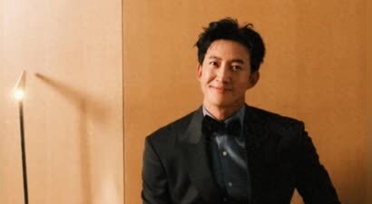 王阳一家三口逛街，高斯脸上皱纹明显，全职带娃状态不如老公年轻