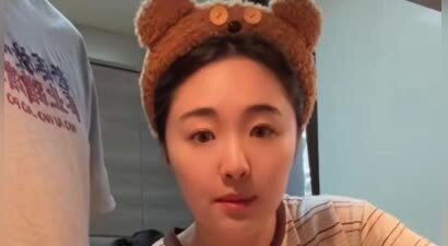 金龟子夫妇去女婿家吃饭，60岁王宁首度出镜下厨，穿着正式气场强