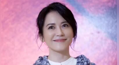 演员俞飞鸿坚决不结婚，至今仍单身，却有一个男人陪了她近20年