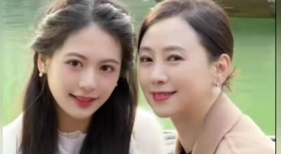 翁虹晒与17岁女儿合影 小水晶颜值出众像爸爸