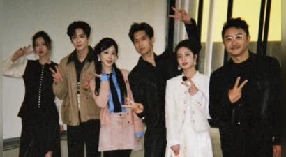 李现晒国色芳华演员照，杨紫补妆、玩手机都被拍下，瘦到锁骨凹陷