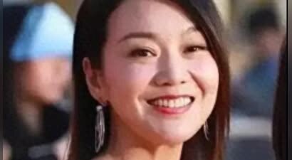 “风情女人”闫妮：离婚后曾多次“老牛吃嫩草”，53岁为何还未婚
