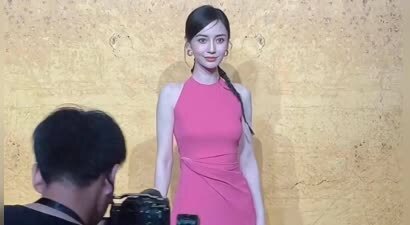 Angelababy瘦身后彻底放飞自我，穿紧身裙秀身姿，站台当模特毫不畏惧