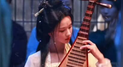 陈都灵斗篷造型弹奏琵琶 清冷感十足