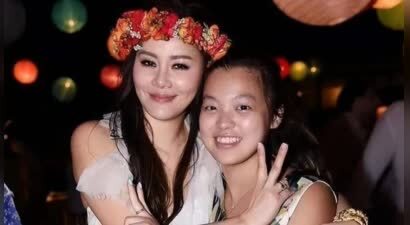 钟镇涛女儿钟嘉晴罕见现身，与亲生母亲关系疏远