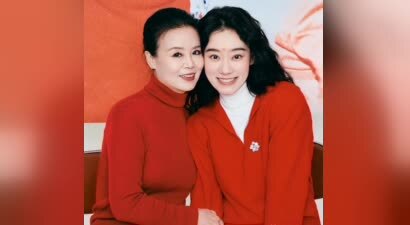 张小斐和妈妈同框，妈妈颜值比女儿还绝
