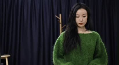 倪妮穿绿色毛衣戴金边眼镜 气质出众