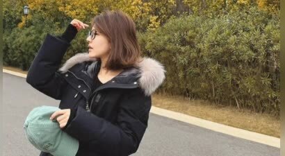 赵露思晒近照 散步撸狗享受生活