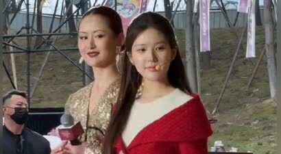 赵露思复工首亮相，爸妈打扮洋气，年迈奶奶也到场，都来给她撑腰