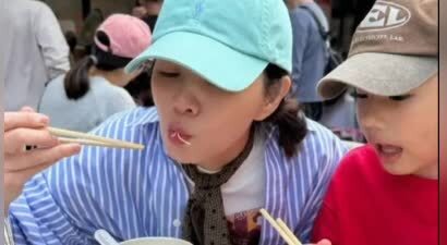 Ella带老公儿子买年货 烟火气十足