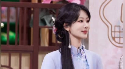 杨紫穿紫色旗袍芬芳四溢 身段窈窕端庄步履盈动