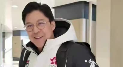 霍启刚出席亚冬会，弯腰交证，弟弟媳妇陪伴，霍震霆致辞