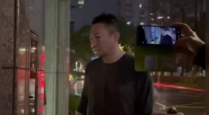 汪小菲淋雨现身台北，全程沉默神情凝重