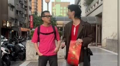 63岁庾澄庆与22岁儿子拜年，嘴上吐槽，眼神宠溺
