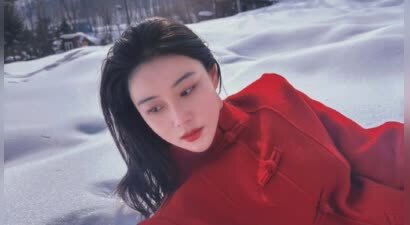 何捷掌镜为老婆拍美照，张馨予穿红衣躺雪地楚楚动人，幸福又甜蜜