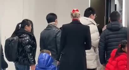 网友偶遇撒贝宁回武汉拜年 一家四口同框超温馨