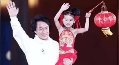 她6岁被成龙抱上春晚，长大后因“太丑”被嘲退圈，如今美到认不出