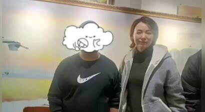 董卿与儿子现身南通，体态不错气色好，一点不像奔五的人