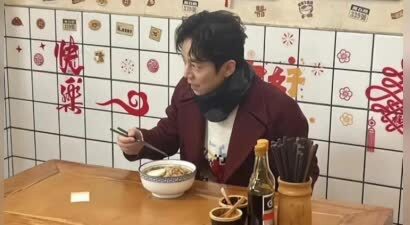 50岁何炅长沙独自嗦粉被拍，穿红大衣难掩一脸慈祥无妻无子也热闹