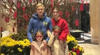 郭富城到安徽老丈人家拜年！配合亲戚拍照很低调，一头金发不显老