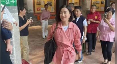 49岁佘诗曼回老家祭祖，穿条纹衬衫配皮靴，素颜出镜美得很真实