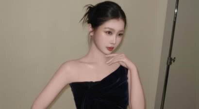 虞书欣斜肩裙搭配丸子头 轻熟御姐风魅力全开