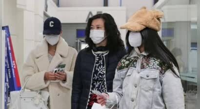 小S俩女儿戴口罩鸭舌帽现身机场 心情沉重引关注