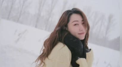 白冰雪中漫步，黑色围巾映衬灿烂笑容，状态满分