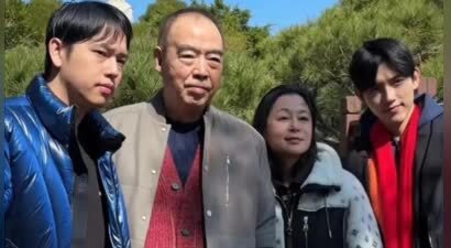 72岁陈凯歌和妻子同游，老夫少妻差距明显，56岁陈红的腿好细