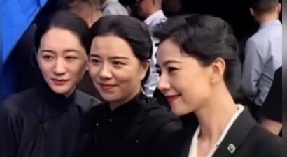 当48岁李小冉同框46岁高圆圆，终于明白了，寡淡美与明艳美的差距