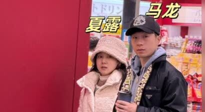 马龙夫妇日本逛街被偶遇，35岁夏露素颜也很美，穿搭时尚衣品获称赞！