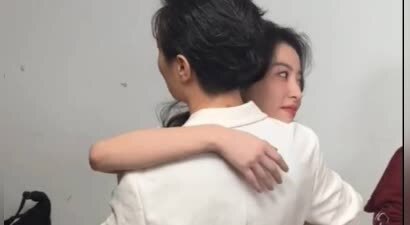 周雨彤吴越晚会后台偶遇，二人拥抱久不松手，情谊满满
