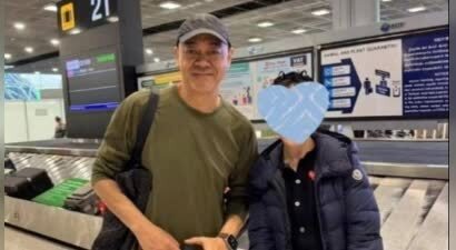 网友曼谷机场偶遇刘青云 穿破洞牛仔裤低调时尚