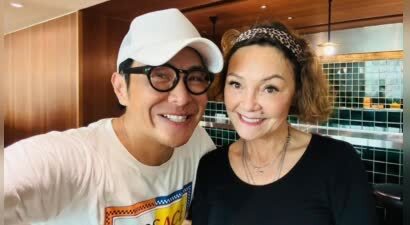 张柏芝64岁母亲现身机场，戴豹纹发箍打扮时尚，与友人合照好亲切