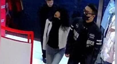 汪峰和小19岁女友牵手现身成都，女方穿牛仔裤身材火辣，颜值不输章子怡！