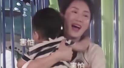 李念晒俩儿子，二宝首度露脸是翘鼻子帅哥，三宝像妈妈颜值超高