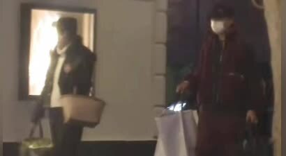 孙俪一家四口现身，邓超手提大蛋糕，一双儿女嬉笑打闹，太幸福了
