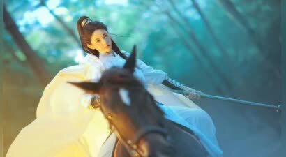 赵晴长剑在手，跃马扬鞭，尽展女将军英姿