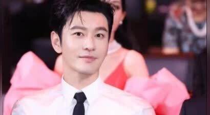黄晓明帮父亲圆了52年的梦，身份让人肃然起敬，评论区全是泪目