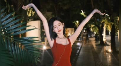 孟子义元宵节营业照 红裙吊带裙明艳动人