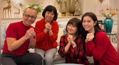 任家萱带儿子回娘家，瘦了状态更好，1岁腰果学姥爷背手走路好萌